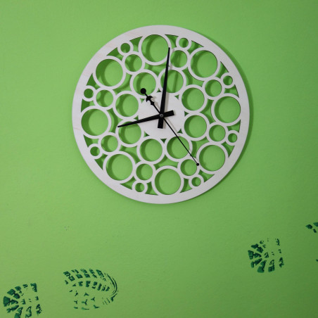 Zegar ścienny wykonany ze sklejki drewnianej podążający śladami czasu Zegar ścienny wykonany ze sklejki drewnianej podążający śladami czasu