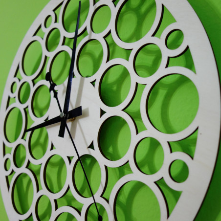 Zegar ścienny wykonany ze sklejki drewnianej podążający śladami czasu Zegar ścienny wykonany ze sklejki drewnianej podążający śladami czasu