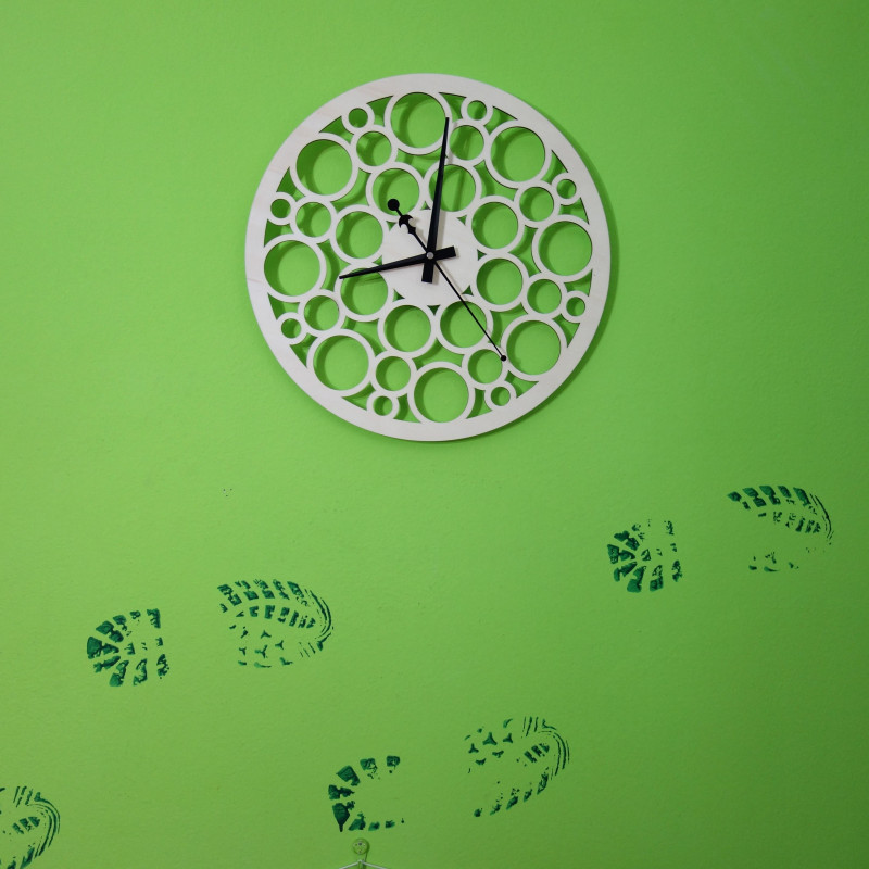 Zegar ścienny wykonany ze sklejki drewnianej podążający śladami czasu