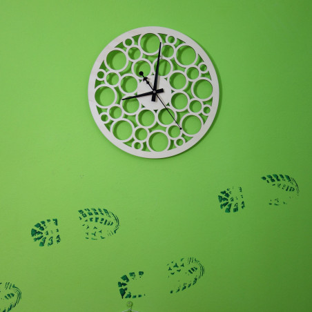 Zegar ścienny wykonany ze sklejki drewnianej podążający śladami czasu Zegar ścienny wykonany ze sklejki drewnianej podążający śladami czasu