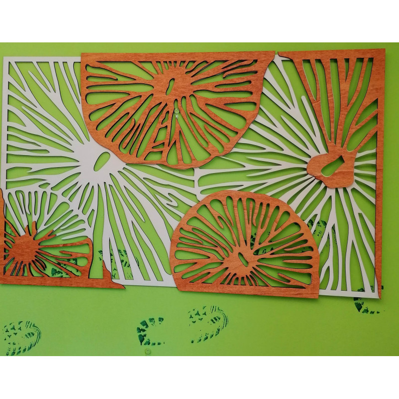 Rzeźbiony obraz na ścianie drewnianej sklejki...