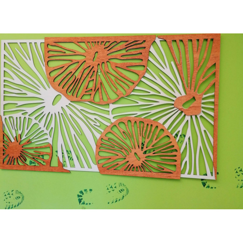 Rzeźbiony obraz na ścianie drewnianej sklejki...