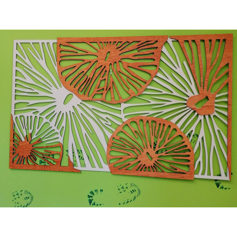 Rzeźbiony obraz na ścianie drewnianej sklejki...